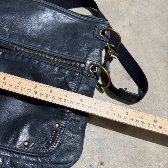 The Sak Black Leather Crossbody Shoulder Bag Purse Foldover Boho Hippy Slouchy - Picture 5 of 6